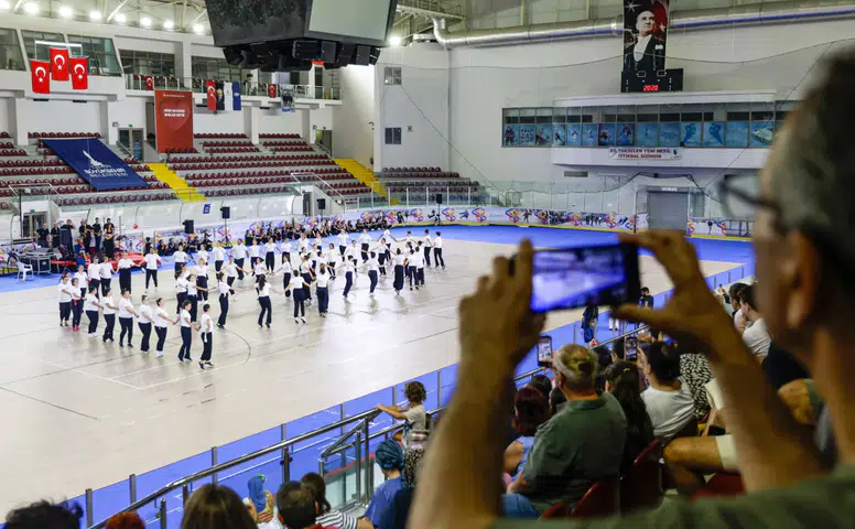 Büyükşehir’in Balkan dansları kursunda coşkulu final
