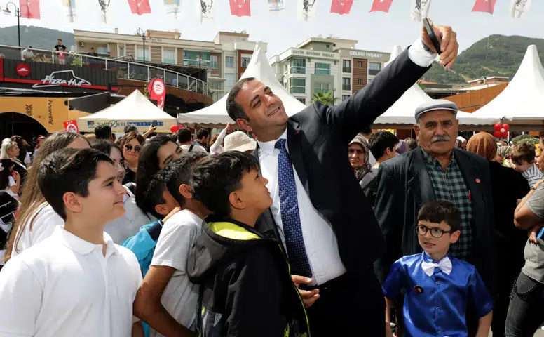 Narlıdere Belediyesi’nden Okul Bahçelerinde Temizlik Çalışması