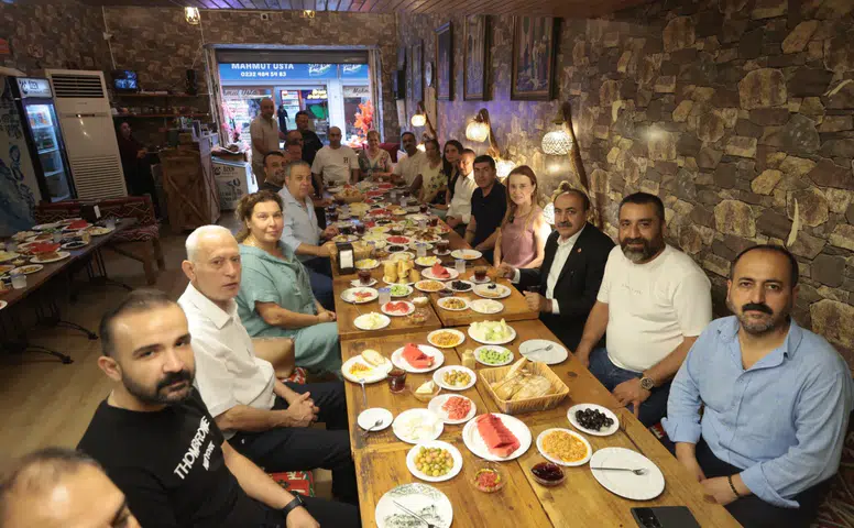 Başkan Mutlu, Tarihi Çarşı’da esnafla buluştu: “Kemeraltı, en büyük zenginliğimiz”