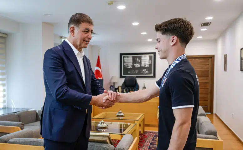 Başkan Tugay, altın madalyalı sporcuyu ağırladı