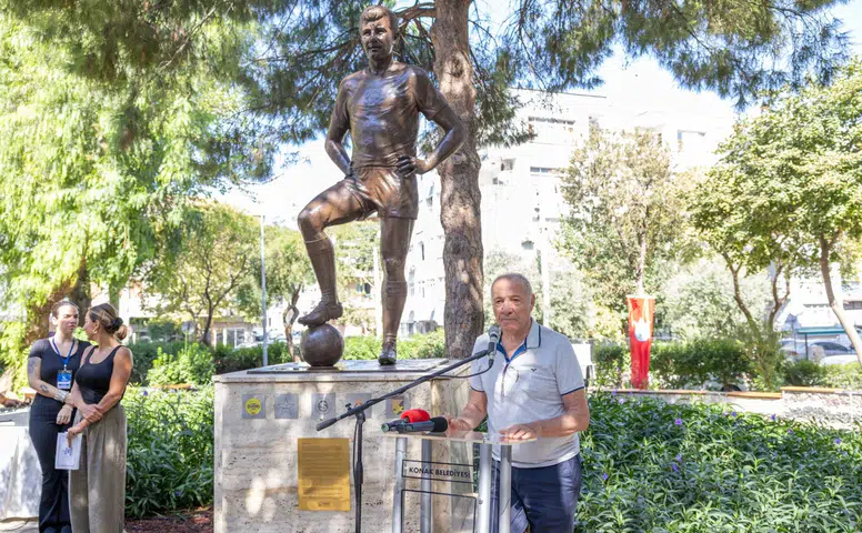 Konak’ta vefa dolu buluşma: Metin Oktay heykeli önünde anıldı