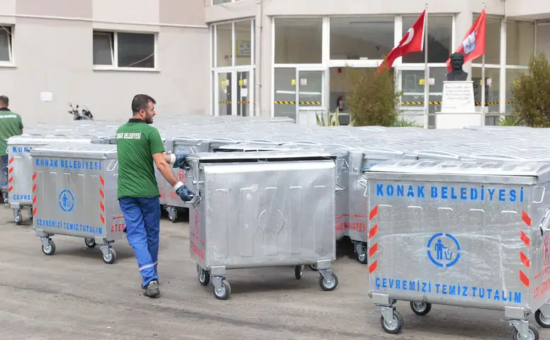 Konak’ta konteynerler yenilenmeye devam ediyor
