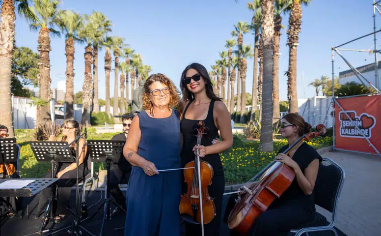 Kızı keman çaldı, anne yönetti