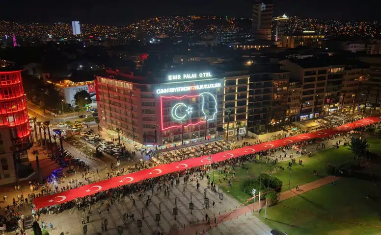 9 Eylül coşkusu fener alayıyla son buldu
