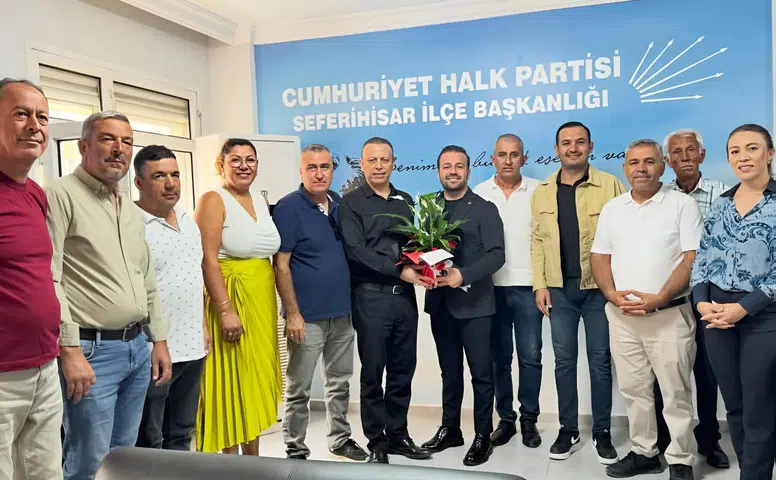Seferihisar muhtarları CHP ilçe başkanı Cebeci'yi ziyaret etti
