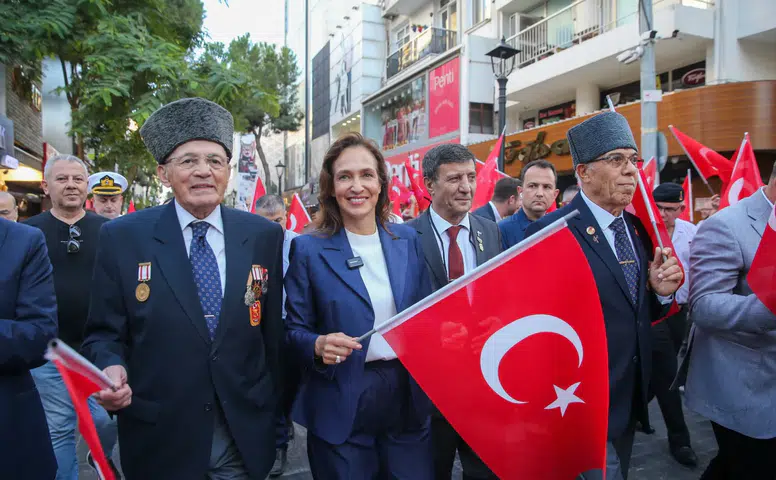 Karşıyaka’da gazilere saygı yürüyüşü
