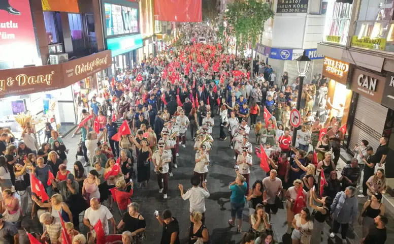 Karşıyaka’da 9 Eylül coşkusu sokakları kırmızı beyaza bürüdü