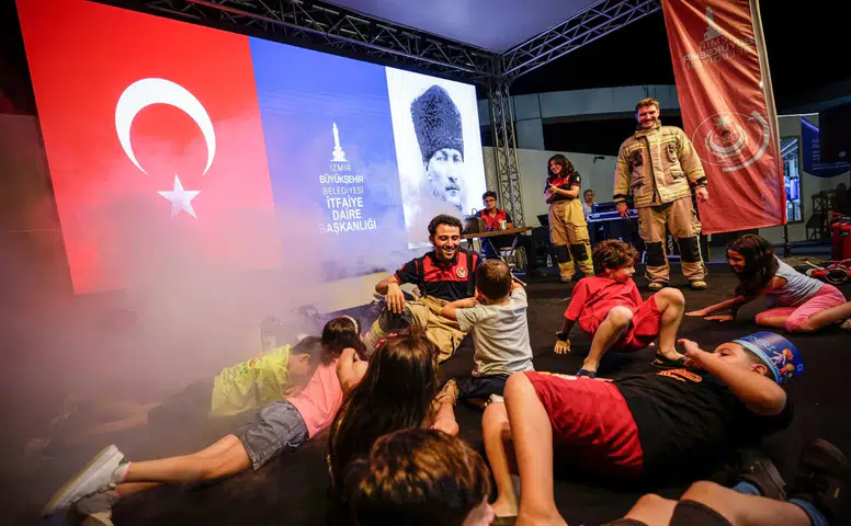 İtfaiyeciler bu kez sahneye çıktı: Çocuklara yangın ve deprem eğitimi