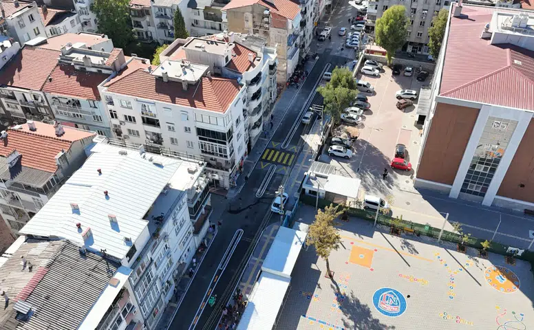 Beş okulun kullandığı sokağa Konak Belediyesi’nden güvenli dokunuş