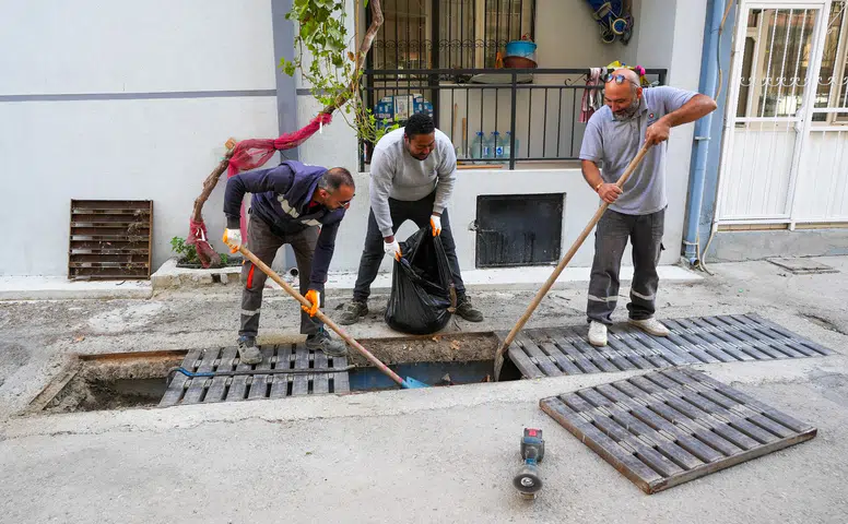 Gaziemir’de kışa hazırlık: Yağmur suyu kanalları temizleniyor