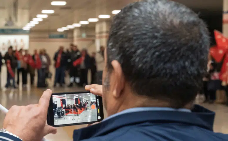 İzmir Metrosu’nu Cumhuriyet coşkusu sardı