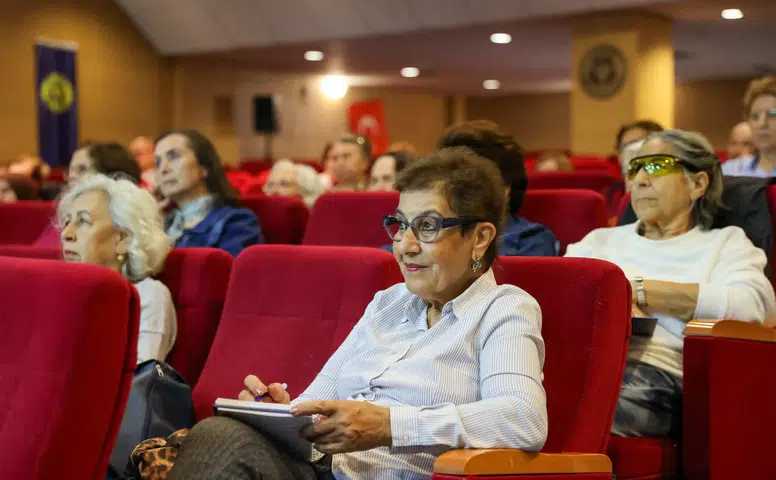 Buca’nın 3. Yaş Üniversitesi’nde ilk ders heyecanı