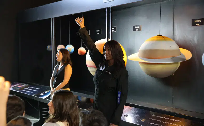 Astronot Aisha Bowe, Çiğli’de geleceğin uzay bilimcileriyle buluştu