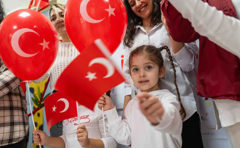 Bornova'da Cumhuriyet Bayramı coşkusu çocuklarla başladı
