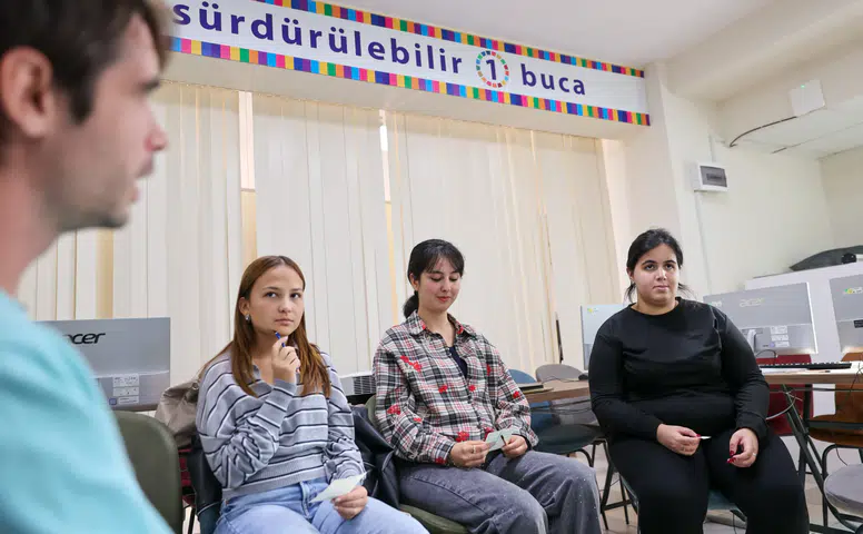 Buca'da Gençler İngilizce Konuşma Kulübü İle Dil Engelini Aşıyor