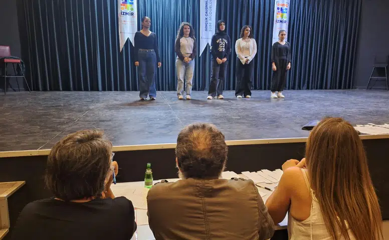 Genç İzmir’de tiyatro seçmelerine yoğun ilgi