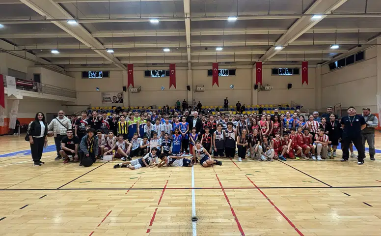 Bergama’da Cumhuriyet Bayramı Coşkusu Basketbol Sahasına Taşındı