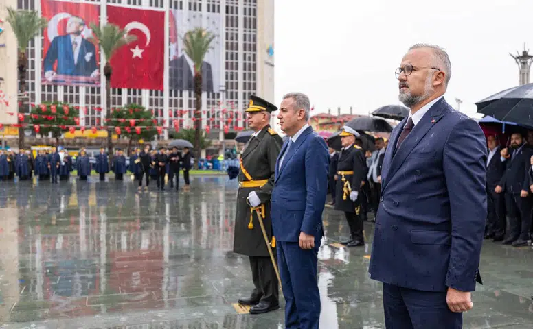Cumhuriyet Bayramı kutlamaları çelenk sunma töreni ile başladı