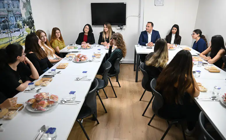 Başkan Eşki’den yurtta kalan öğrencilere anlamlı ziyaret