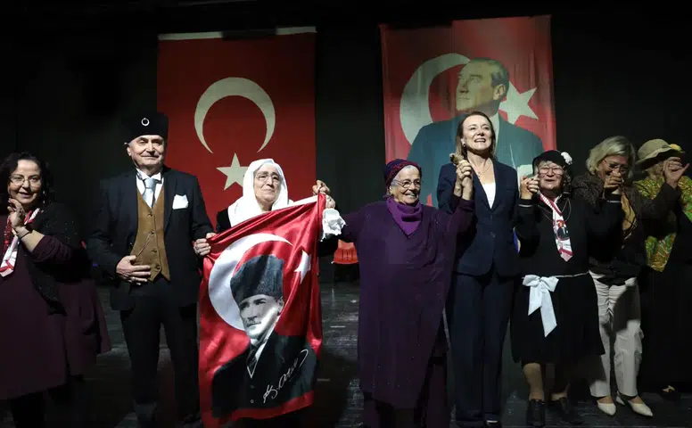 Konak’ın çınarlarından unutulmaz Cumhuriyet gösterisi