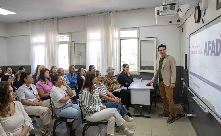 Bornova’da geleceğin eğitim neferlerine “Temel Afet Bilinci Eğitimi”