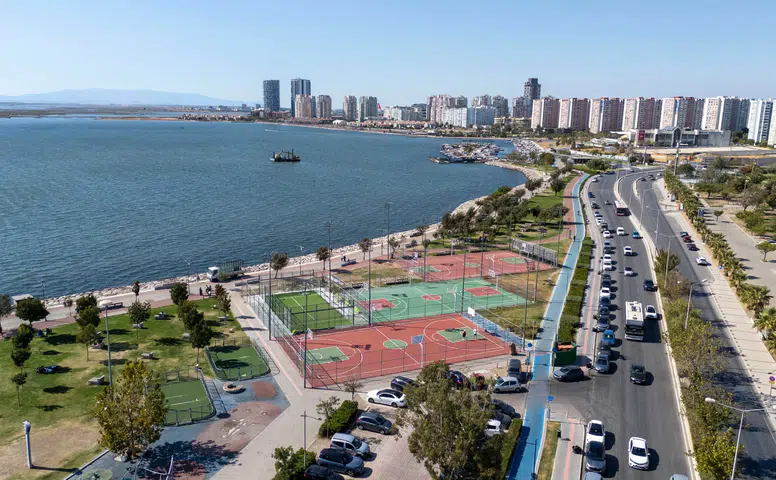 Bostanlı’daki iki padel kortunda sona doğru