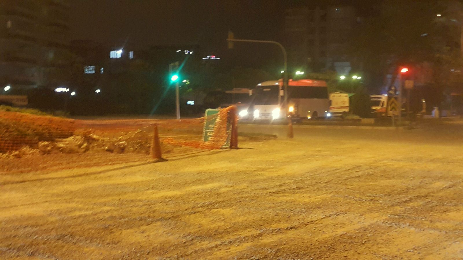 Kavşağa Dökülen Mıcır Tehlike Saçıyor