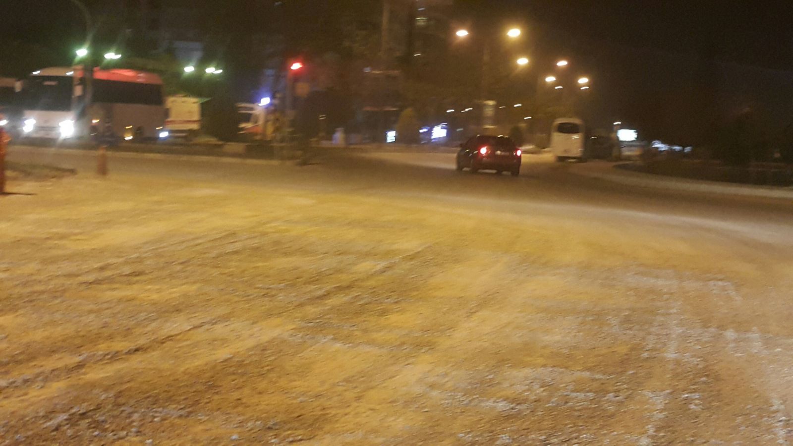 Kavşağa Dökülen Mıcır Tehlike Saçıyor