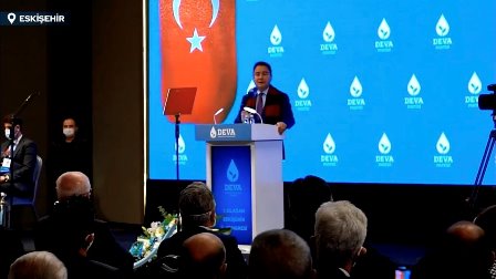 Babacan'ı gören esnaf oynamaya başladı