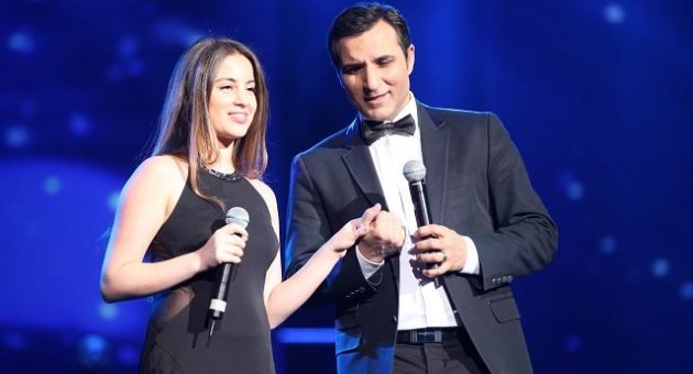 100 şarkı söyleyecek