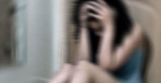 17 Yaşındaki Sevgili Olduklarına İkna Etti Pazarladı