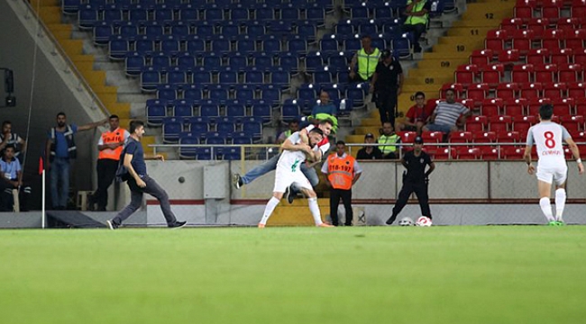 Amedsporlu Deniz Naki’ye Saldırıya Uğradı Amedspor Taraftarı Tribünden Çıkarıldı!