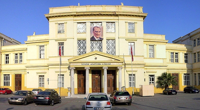 İzmir Atatürk Lisesi'nde Neler Oluyor?