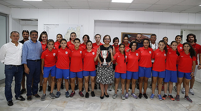 Konak’ın Kızları Kupa Sevincini Pekdaş’la Paylaştı