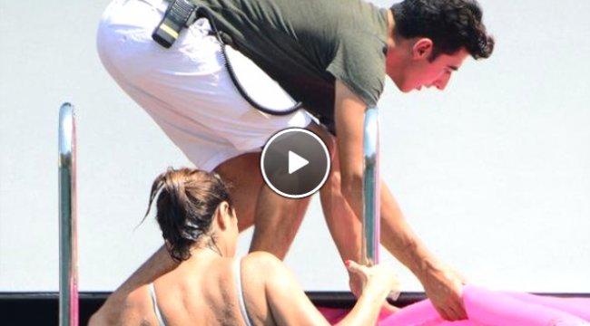 Zuhal Topal, Bodrum'da Bikinili Görüntülendi