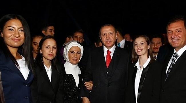 "30 Ağustos Resepsiyonununda Mutsuz İnsan Çoktu; Reis'le Fotoğraf Çektirenler Hariç!"