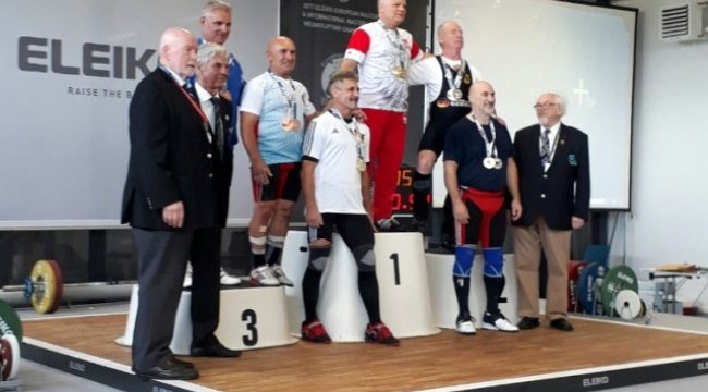 60 Yaşında 77 Kiloyu Kaldırarak Dünya Üçüncüsü Oldu