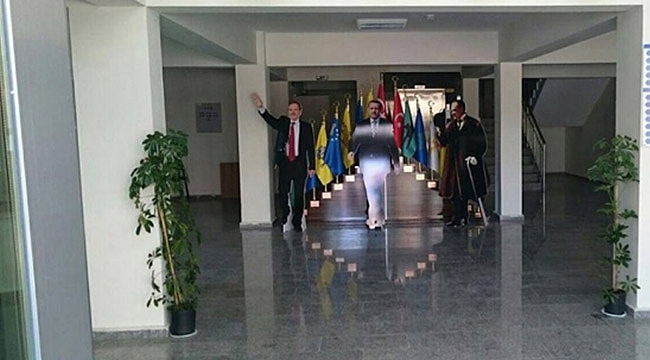 AKP'li Başkandan Erdoğan'ı Selamlayan Atatürk Maketi