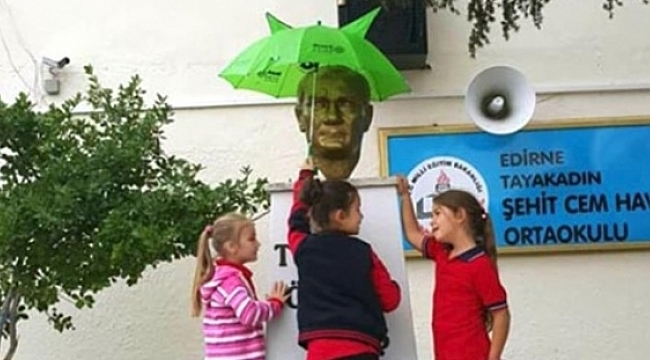 "Atatürk'ü Yağmurdan Korumamız Lazım' Dedim, Şemsiyemi Verdim; Biz Biraz Islandık ama..."