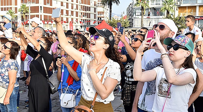 Bu İnsanlar Nereye Bakıyor?