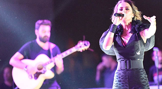 Derya Uluğ Bornova’da Sahneye Çıktı