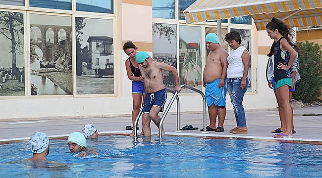 Engelleri Kulaç Atarak Aşıyorlar