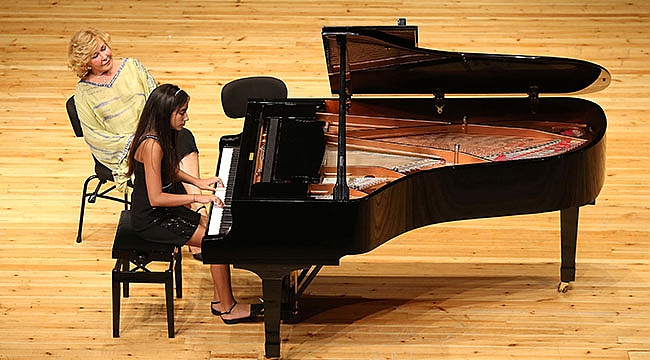 Gülsin Onay Minik Piyanistlerle Buluştu