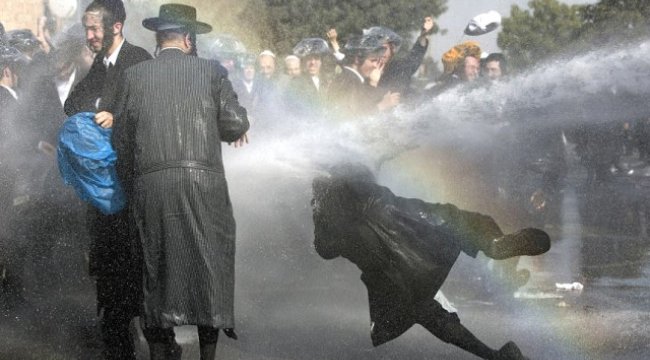 İsrail'de Askere Gitmek İstemeyen Yahudiler ile Polis Arasında Şiddetli Çatışma