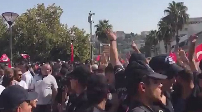 İzmir'in Kurtuluş Kutlamasına Katılan AKP'liler Tekbir Getirip Slogan Atınca Gerilim Yaşandı