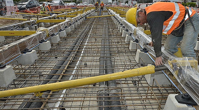 Konak Tramvayı'nda Sıra Halkapınar Geçişinde