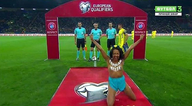 Milli Maç Öncesi FEMEN'den Erdoğan Protestosu