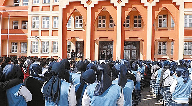 Twitter ve Facebook Okul Müfredatında: Paylaşımlar Allah Katında Silinmiyor