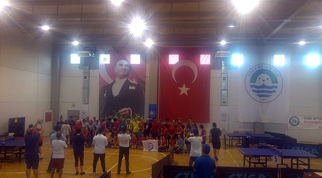 Yeni Foça'da Masa Tenisi Turnuvası Ödülleri Sahiplerini buldu