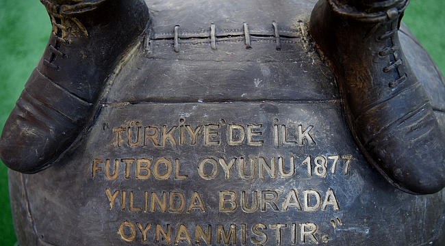 Anadolu’da futbolun ilk oynandığı yere futbolcu heykeli dikildi